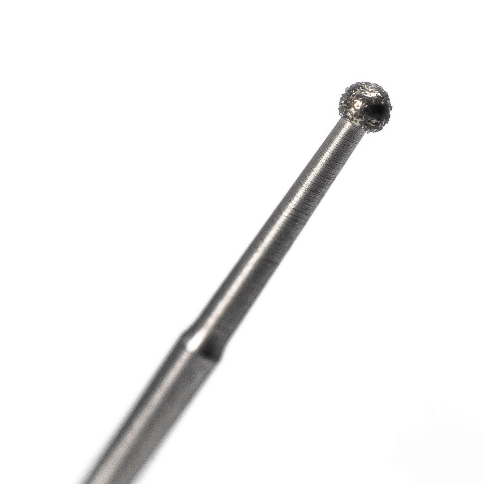 Close-up of an endodontic bur for access to the pulp chamber with diamond FG. Features a diamond round tip and a long neck design for enhanced reach and precision. Ideal for efficient and accurate pulp chamber access.