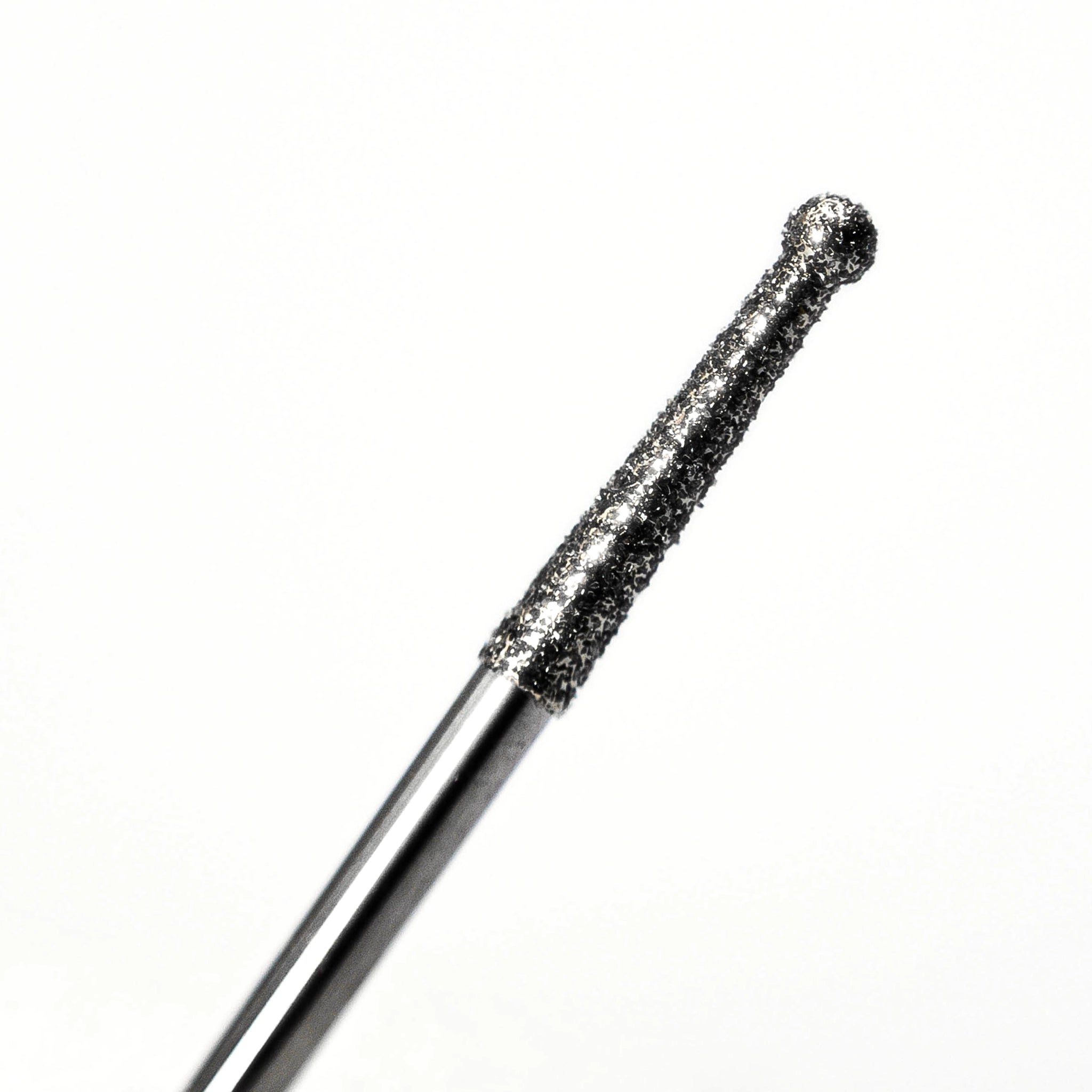 Close-up of an endodontic bur for access to the pulp chamber with diamond FG. Features a diamond round tip and a long neck design for enhanced reach and precision. Ideal for efficient and accurate pulp chamber access.